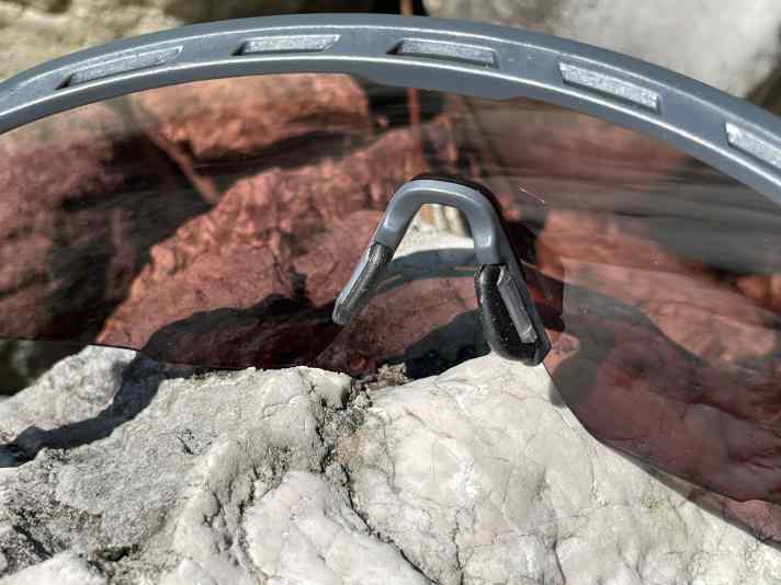 The mounted nose pads can be clicked into two positions to suit narrow and wide noses.