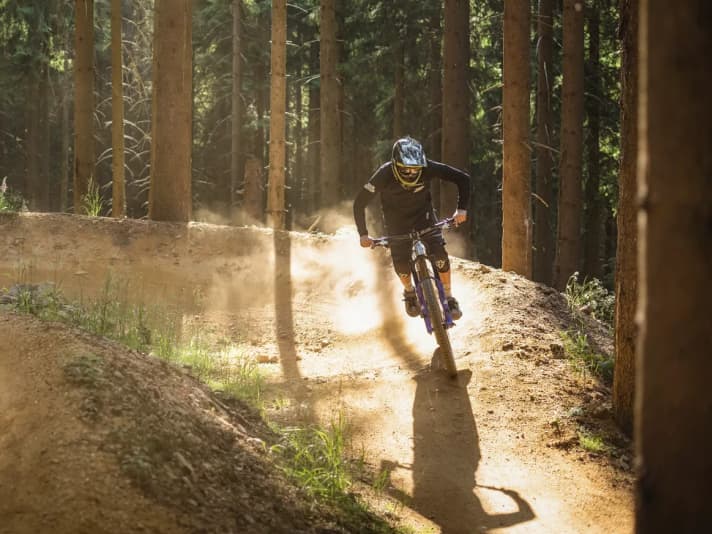 Bild 2: Bremse lösen und Dich leicht in die Senke abfallen lassen.