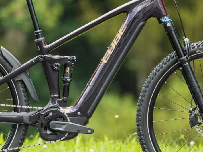 Bei den gemütlicher ausgerichteten One 22 und One 44 Pro bleibts beim bekannten Design mit stehendem Dämpfer.