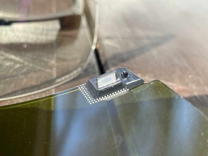 Die Magnete halten die Gläser sehr stabil am Rahmen.