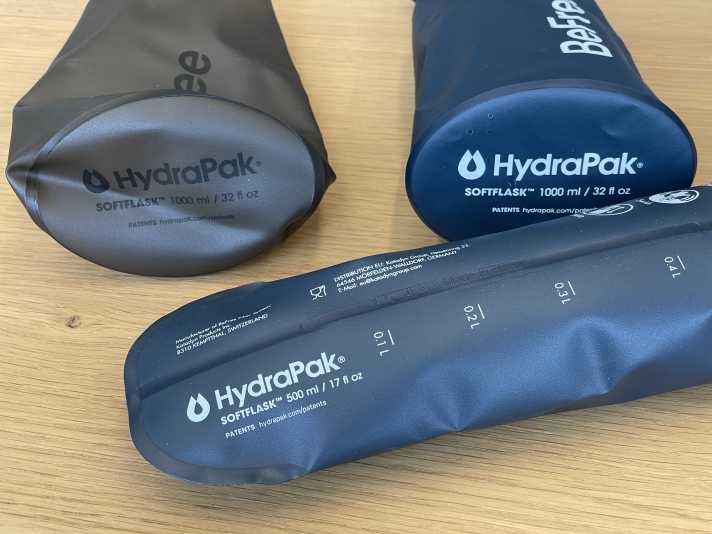 Zwei Größen - 0,5 & 1,0 Liter. Die graue Flasche oben links ist besonders robust aus doppelwandigem Material gebaut.