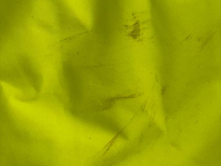 Spuren eines Abflugs, lediglich der Dreck geht nicht mehr raus, aber das Gewebe ist unversehrt.