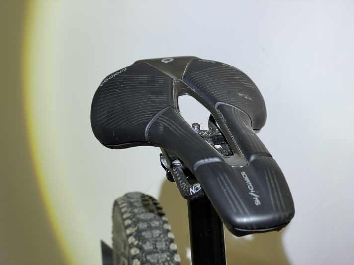 Long nose, stronger curvature of the seat and anti-slip strips: the Prologo Scratch M5 AGX