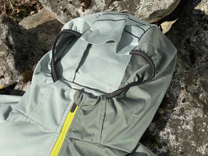 Die Kapuze ist gut, warm und schließt zusammen mit dem Kragen den Kopf gut ein. Ein Helm passt auch darunter.