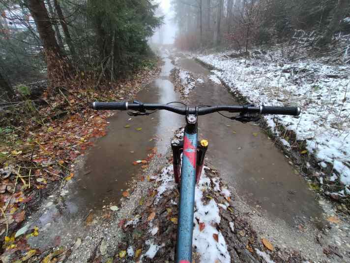 The Merida One Forty 6000 was not spared in the endurance test. Numerous laps in cold and wet winter weather were clearly a wear driver.