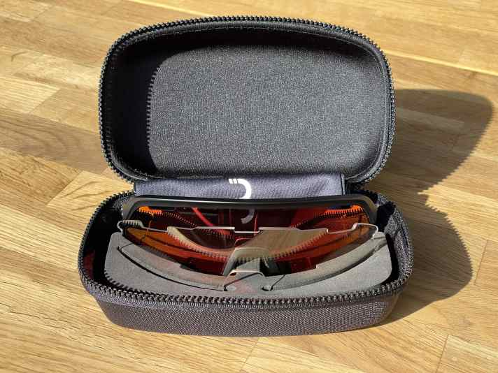 Case and cloth bag are included in the scope of delivery as well as the clear glass.