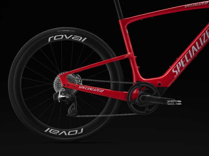 The Sram Red AXS shifts wirelessly via radio.