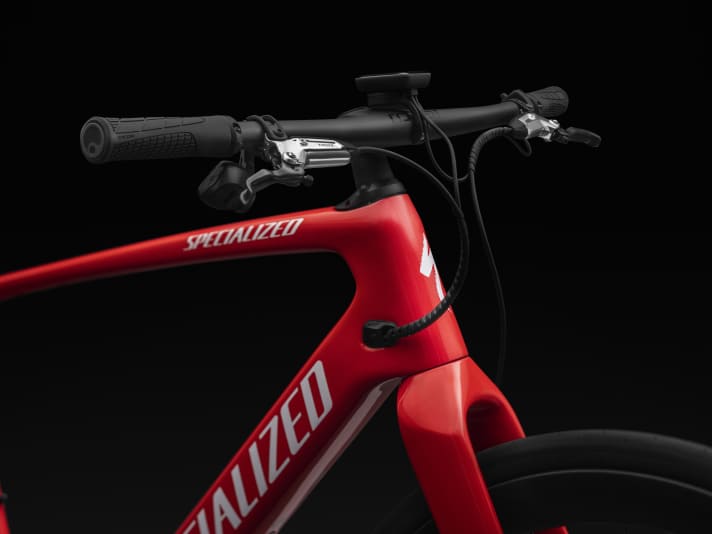 Sram appears to have borrowed the brake levers for the flat bar from the Motive MTB brakes. The one-piece carbon cockpit also comes from mountain bike racing.