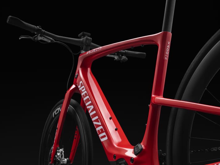 The chic carbon frame of the Specialized Vado SL in the bright red special paint finish.