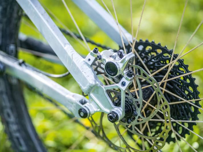 The CNC milling machine was allowed to run riot with the dropout and brake mount. 