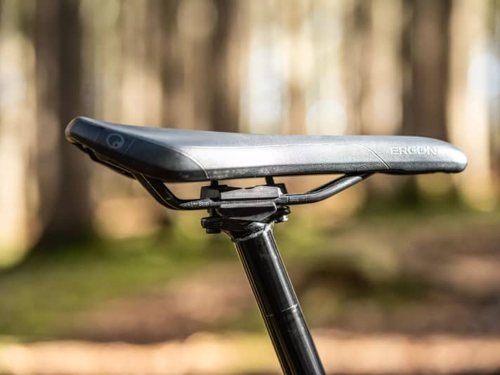 The saddle can be moved horizontally. This influences the seat length and the knee angle when pedalling.