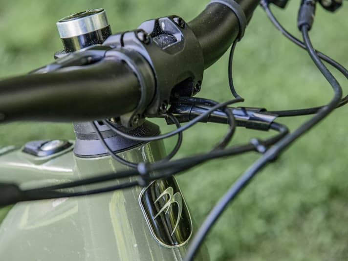 Fünf von acht Bikes lassen Schaltzüge und Bremskabel durch den Steuersatz in den Rahmen laufen. Nicht bei allen führt das zu einer aufgeräumten Optik. Giant, Radon und YT haben einen klassischen Eingang in den Rahmen – die wartungsfreundli­chere Alternative.