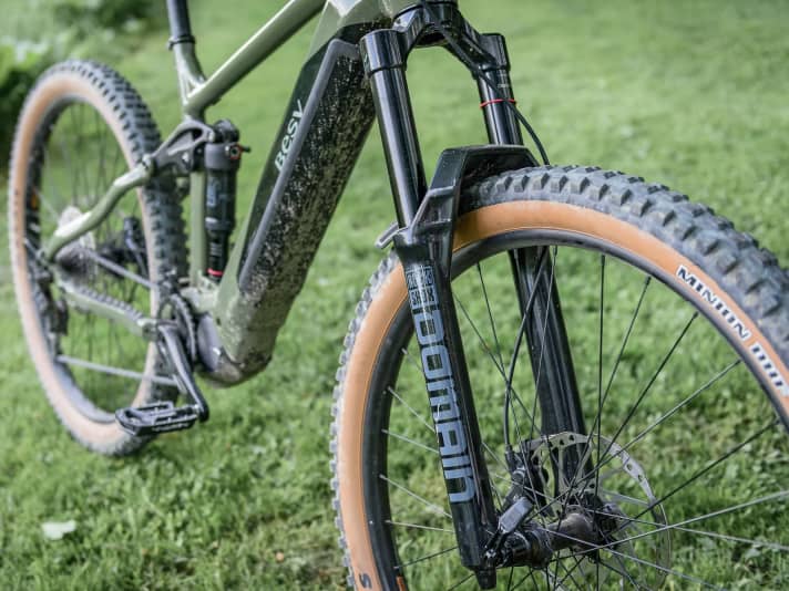 Die dicke Rockshox-Domain-Gabel verleiht dem Bike eine gute Führung und Sicherheit im Gelände – drückt aber auch ordentlich auf die Waage.