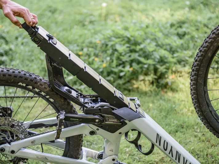 Removing the battery is not as convenient as the classic folding mechanism. However, this design is what makes the lightweight frame possible.