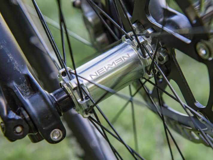 Trotz solider Enduro-Reifen ist das Laufradgewicht gering – dank guter Newmen-Laufräder. Top!