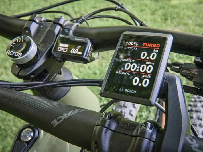 Command centre or sleek cockpit? Bosch's Kiox 300 offers many functions, but sits enthroned on the handlebars. The Shimano displays, on the other hand, are slim and well protected - but don't even offer a battery percentage display.