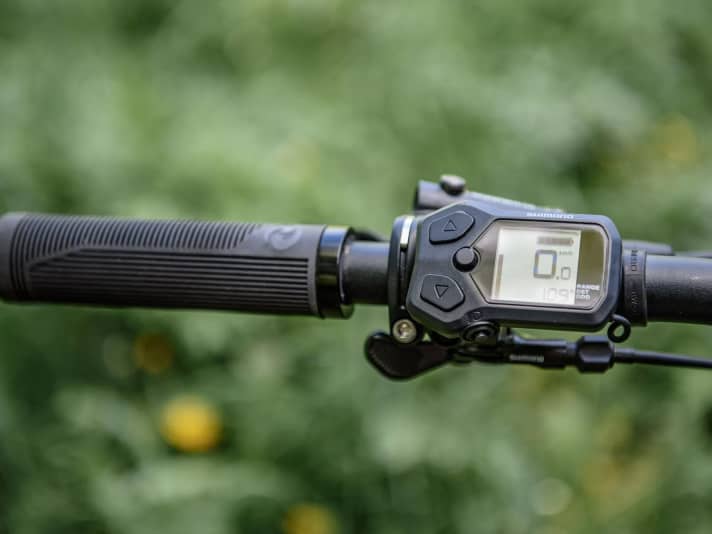 The inexpensive Shimano display cannot keep up with the classic Steps combos in terms of ergonomics or readability. The Bluetooth function is also missing. U-step tuning is impossible.