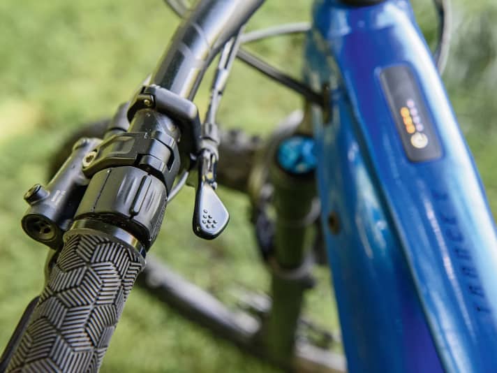 The control unit and LED display are super minimalist. A display is only optional. Alternatively, a smartphone or Garmin and co. can be used for an extended display.