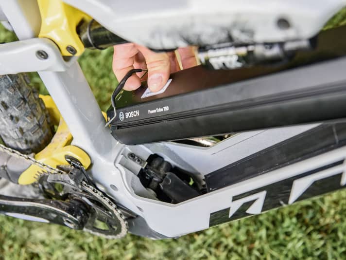 Removing the battery from the top is millimetre work and somewhat awkward. Good: The battery is not exposed to dirt. Bad: A lot of rattling, as the battery is not held securely in place.