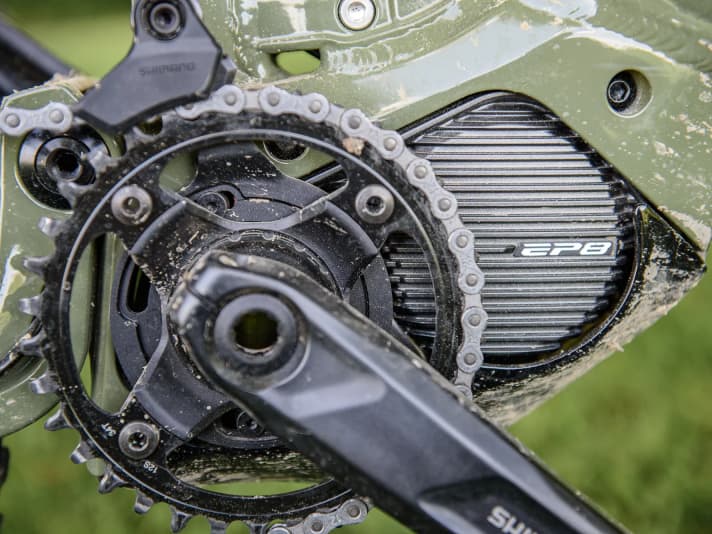Shimanos EP8 (85 Nm, 2,63 kg) ist das Leichtgewicht unter den klassischen Motoren. Die Kraft bei niedrigen Kadenzen ist sehr gut, doch die maximale Power fällt im Vergleich zu Bosch etwas ab. Im direkten Vergleich ist das spürbar. Das Fahrgefühl ist natürlich und harmonisch, aber weniger spritzig als bei Bosch und Giant.