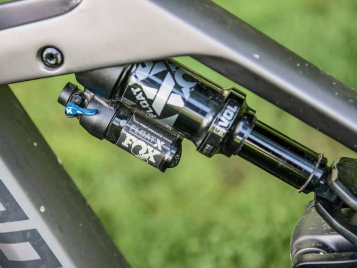 The Fox Float X keeps the rear suspension in check, the suspension works well. However, the shorter travel of the Radon Render is noticeable and the rear end is firm in the test comparison.