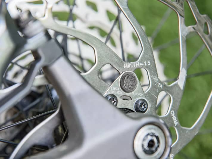 The previous model still had a spoke magnet, now the Render relies on a smart integrated solution.