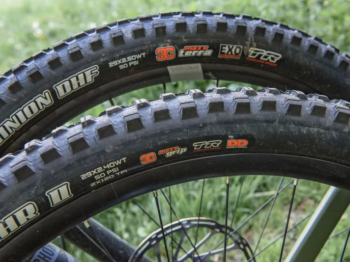 Reifenwahl: Alle acht Kandidaten setzen auf Maxxis-Pneus. Cube verbaut hinten eine robuste und schwere DD-Karkasse, alle anderen setzen mit EXO bzw. EXO+ auf Gewichtsersparnis und weniger Pannenschutz.