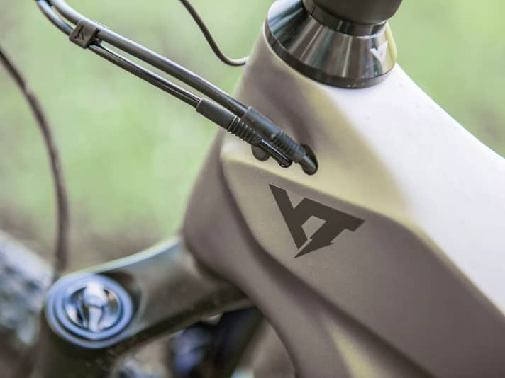 The rubber buffers at the train entrances do not sit in the frame and can hardly be pushed into position. That works better.