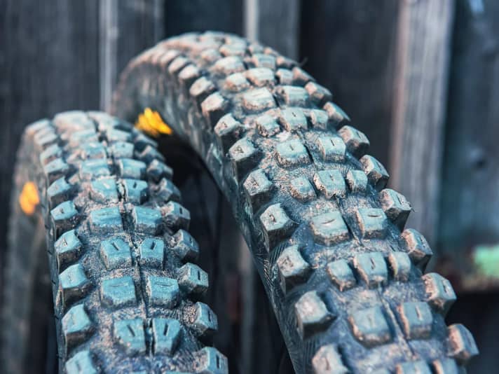 Right: Profile for the front wheel - Left: Profile for the rear wheel