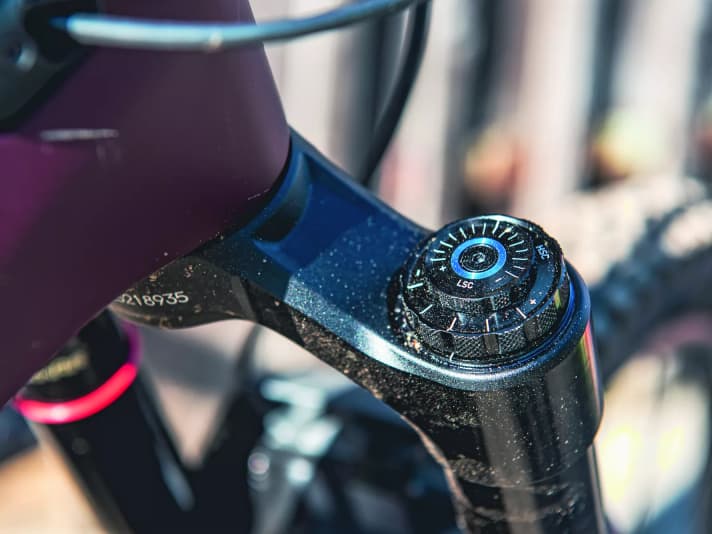 Übersichtlich: Einstellung der Druckstufe an der neuen Rockshox ZEB Ultimate 2023