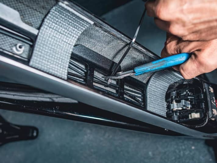 The cables should be tightened carefully.