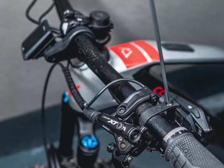 Turn the handlebars for more freedom when accessing the battery compartment. | Photo Adrian Kaether