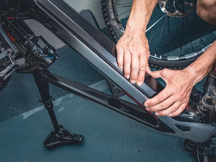 Sitz der Akku-Abdeckung prüfen