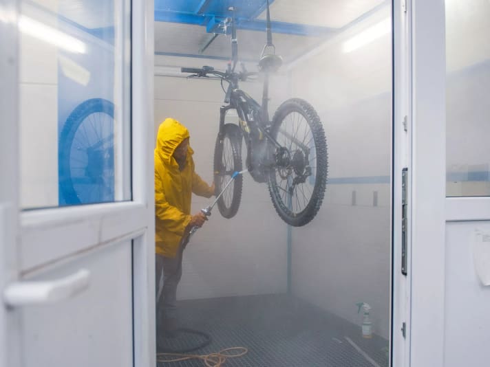 Niedriger Druck und sanfte Reiniger sollen Bike und Lager schonen. Der Reiniger wird unten im Container aufgefangen und wiederverwertet. All das soll bald automatisiert werden. Nur die Feinarbeit wird dann noch von Hand erfolgen.