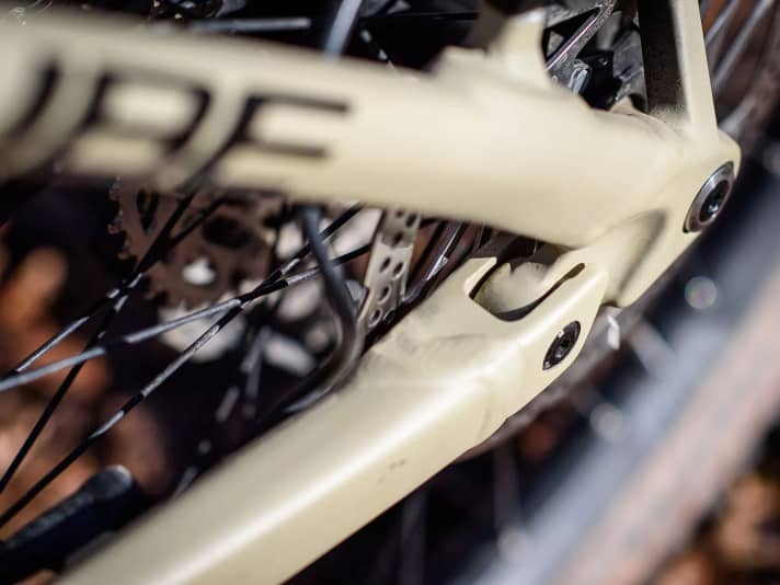 High tolerances on a bearing in the chainstay led to rattling, the headset creaked and bolts came loose. Someone must have been in a bit of a hurry during assembly.