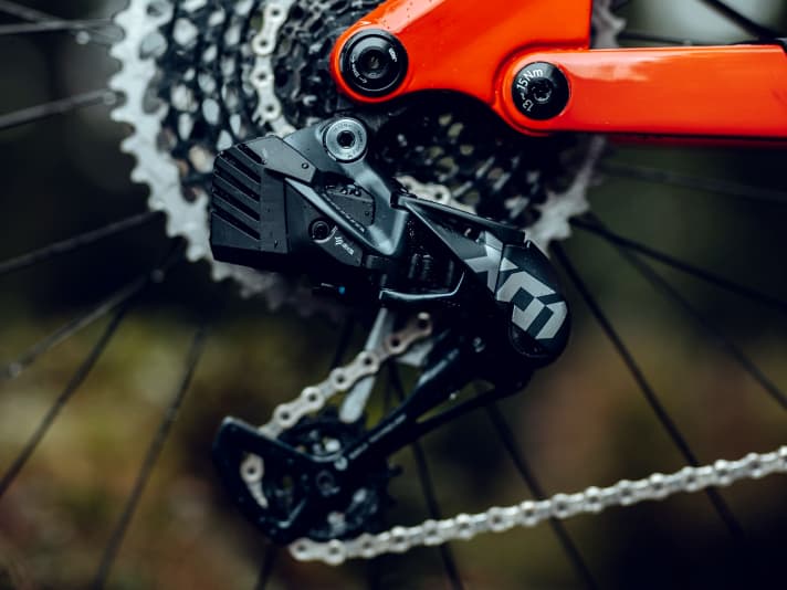 The Advanced Offroad comes in the top configuration with Sram X01 AXS gears and a Rockshox Reverb AXS dropper post.