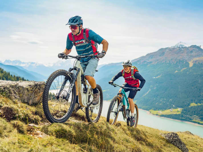 Die All-Mountain Bikes von heute sind die Enduros von gestern. Wer einen abfahrtslastigen Alleskönner sucht, wird in dieser Bike-Kategorie fündig.