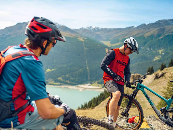 We produced the pictures for our all-mountain bike test back in autumn at Lake Reschen. The actual test took place at the beginning of May in the Katzenkopf Leutasch bike park.