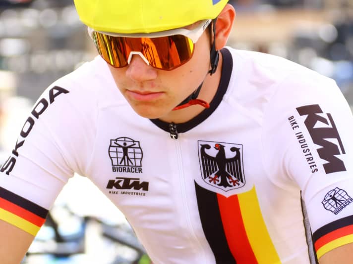 Full concentration: Dennis Krimmel with the BDR jersey in the German colours. He takes 4th place overall at the TFJV in France.