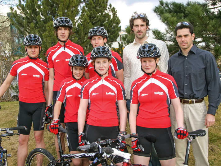 Das BIKE Junior Team 2004 mit dem damaligen BIKE-Redakteur Christoph Listmann (hinten, 2. v. r.) und Trainingsexperte Erik Becker (rechts). | Foto Georg Grieshaber