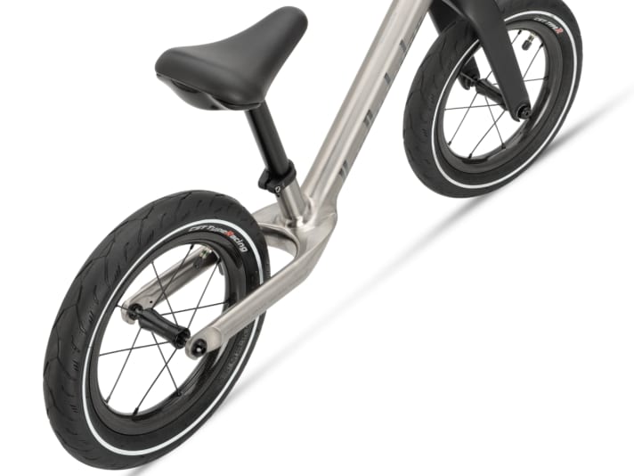 The integrated foot platform supports brave children on their free ride.