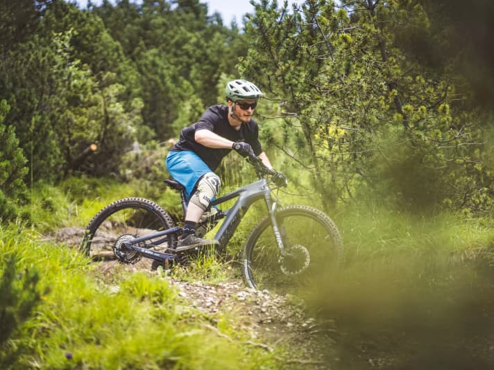 Hart anbremsen, lange schnell sein. Das ABS übernimmt die Aufgabe des sensiblen Bremsfingers. So konzentriert man sich ganz auf den Trail und eine aktive Fahrposition.