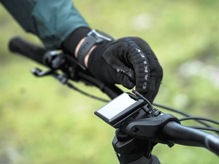 The classic case: sometimes just a plug connection for a cable has come loose. Like here with Bosch's Kiox e-bike display.
