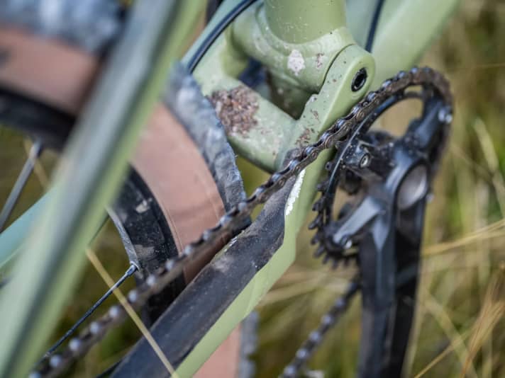 The impact protection on the Canyon does not cover the most vulnerable part of the chainstay. Our test bike showed traces of chipped paint. 