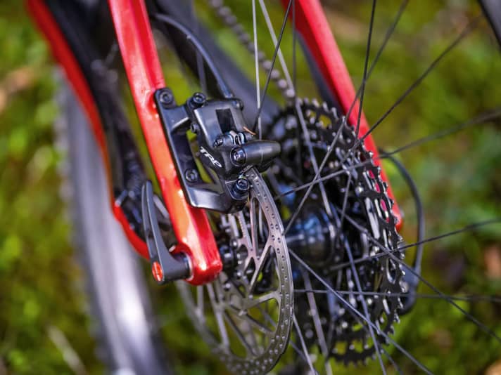  Der Hinterbau baut sehr breit und lässt wenig Fersenfreiheit. Der Bremssatteladapter muss den Abstand der Bremsscheibe zur Sitzstrebe ausgleichen.