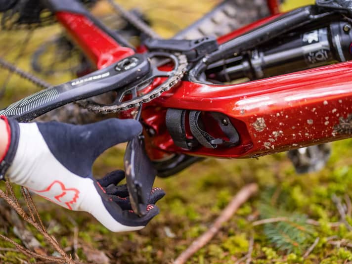  Im Staufach mit Klettbändern kann Werkzeug oder Ersatzmaterial untergebracht werden.