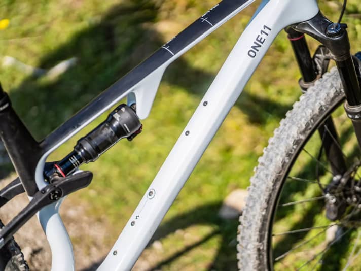 An Freunde der Langstrecke hat Cube gedacht: Zwei Montagepunkte für Flaschenhalter sichern die Wasserversorgung auf langen Touren.