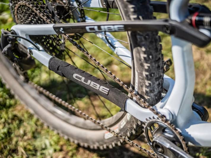 Due to the short neoprene guard, large parts of the chainstay on the Cube AMS One11 C:68X remain unprotected.