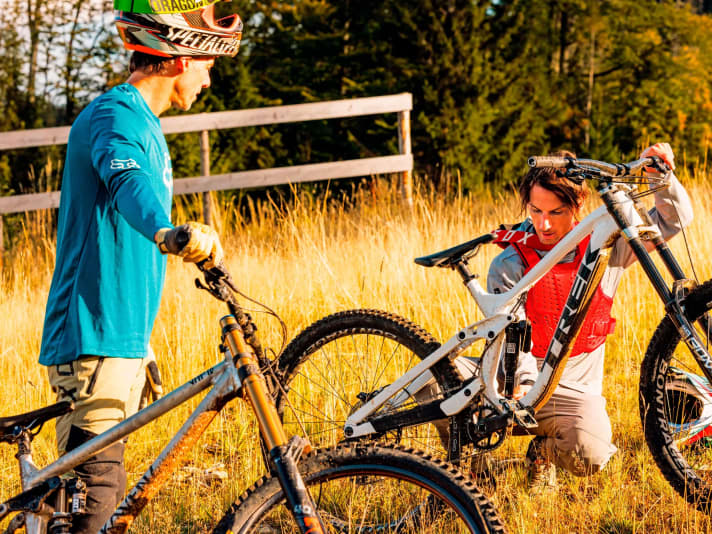 FREERIDE-Chefredakteur Dimitri Lehner (links) und FREERIDE-Redakteur Laurin Lehner bereiten die Bikes für den Test vor.