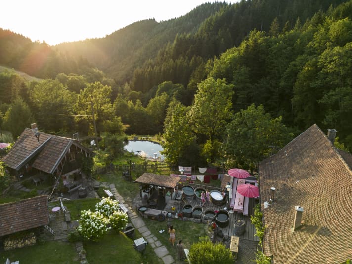 Abseits des asphaltierten Straßennetzes trifft man mitten im Nirgendwo bei Oppenau im Renchtal auf dieses Almdorf mit Betten für 20 Gäste, Waschzuber und kleinem Fischteich.